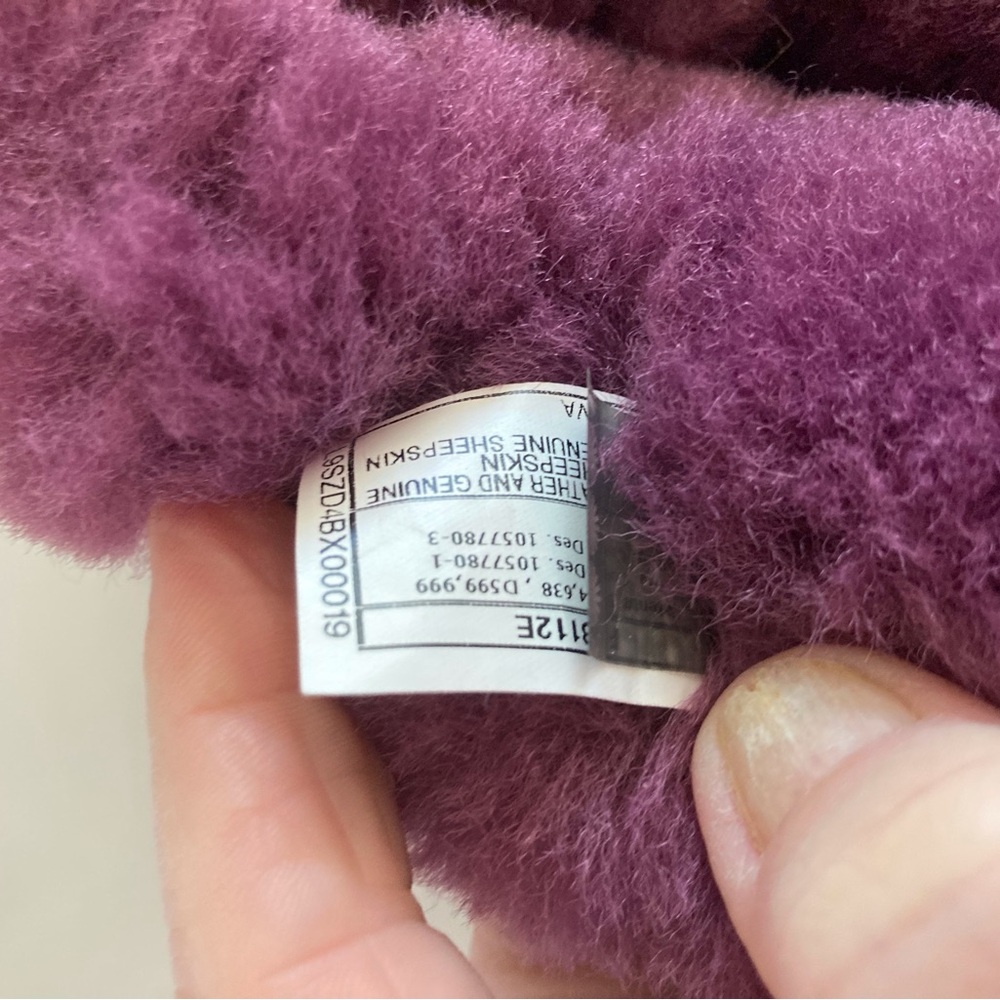 UGG BAILEY BUTTON CLASSIC SUEDE BOOTS IN PURPLE (SUGAR PLUM) SHEEPSKIN, SIZE 6 - Picture 12 of 16